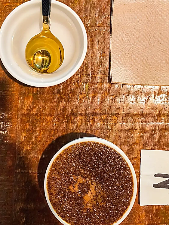 Cuchara de cata y taza de café marcada con una letra, lista para catar a ciegas