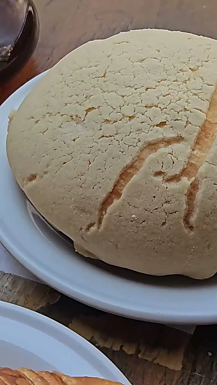 Concha de vainilla en un plato blanco
