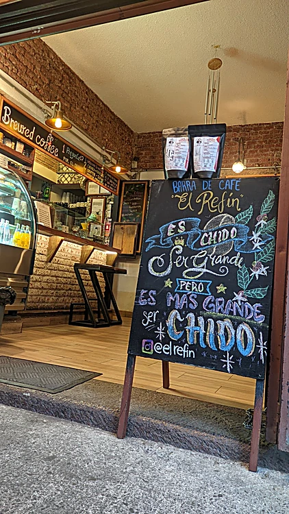 Entrada de El Refin con el pizarrón: Barra de café El Refin, es chido ser grande pero es más grande ser chido