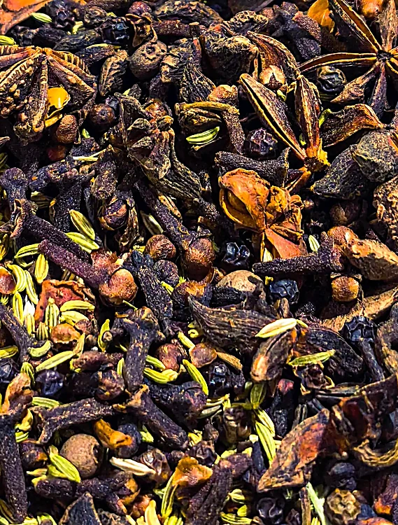 Mezcla de chai de la casa con clavo, anís estrella, hinojo y té negro