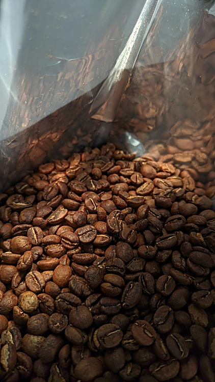 Granos de café tostado dentro de una bolsa